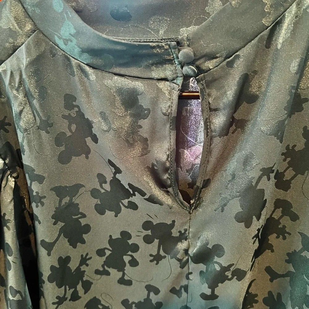 Torrid Minnie and Mickey Emerald Green Puff Sleeve Blouse size 1 - Picture 6 of 7